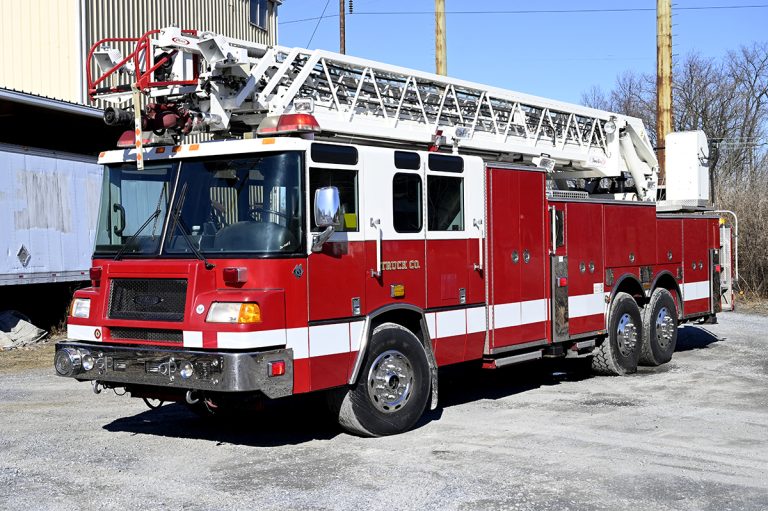 2002 105′ AERIAL LADDER