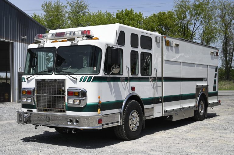 2004 Saulsbury STAINLESS STEEL Walk Around Rescue with light tower