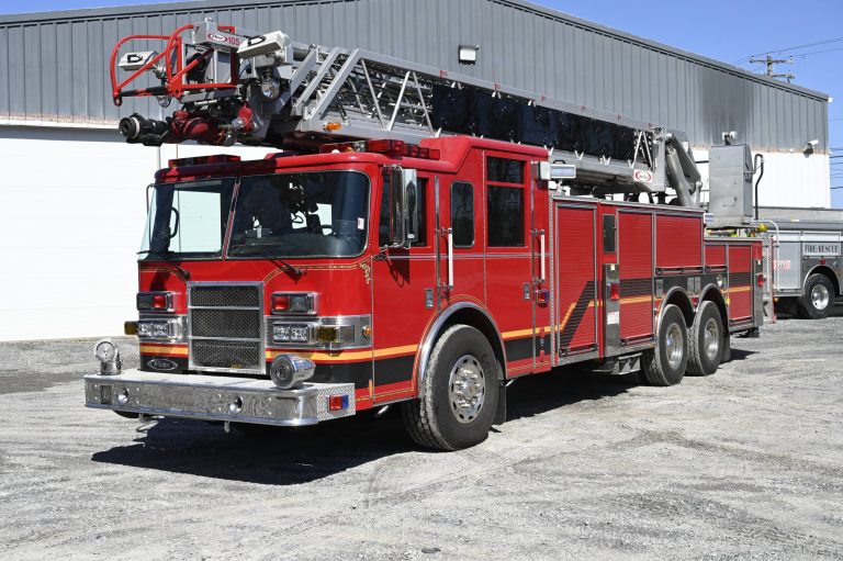 2004 105′ Rear Mount Aerial