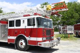 2000 Seagrave 75′ Aerial Quint “Meanstick” full