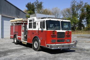 2004 Seagrave 1500/1000 Rescue pumper with light tower