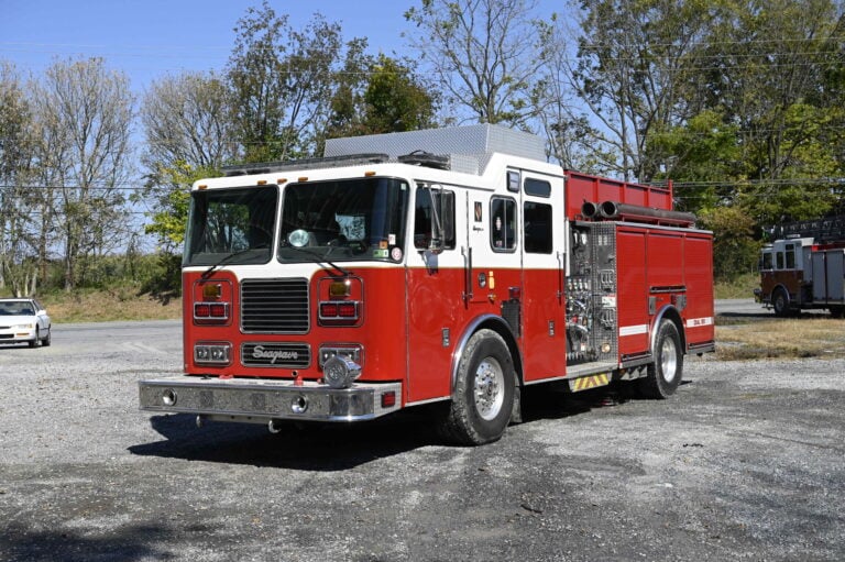 2004 Seagrave 1500/1000 Rescue pumper with light tower
